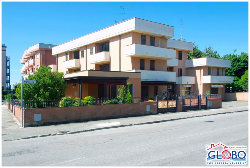 Three-roomed apartment on the second floor with double terrace for sale at the Lidi Ferraresi